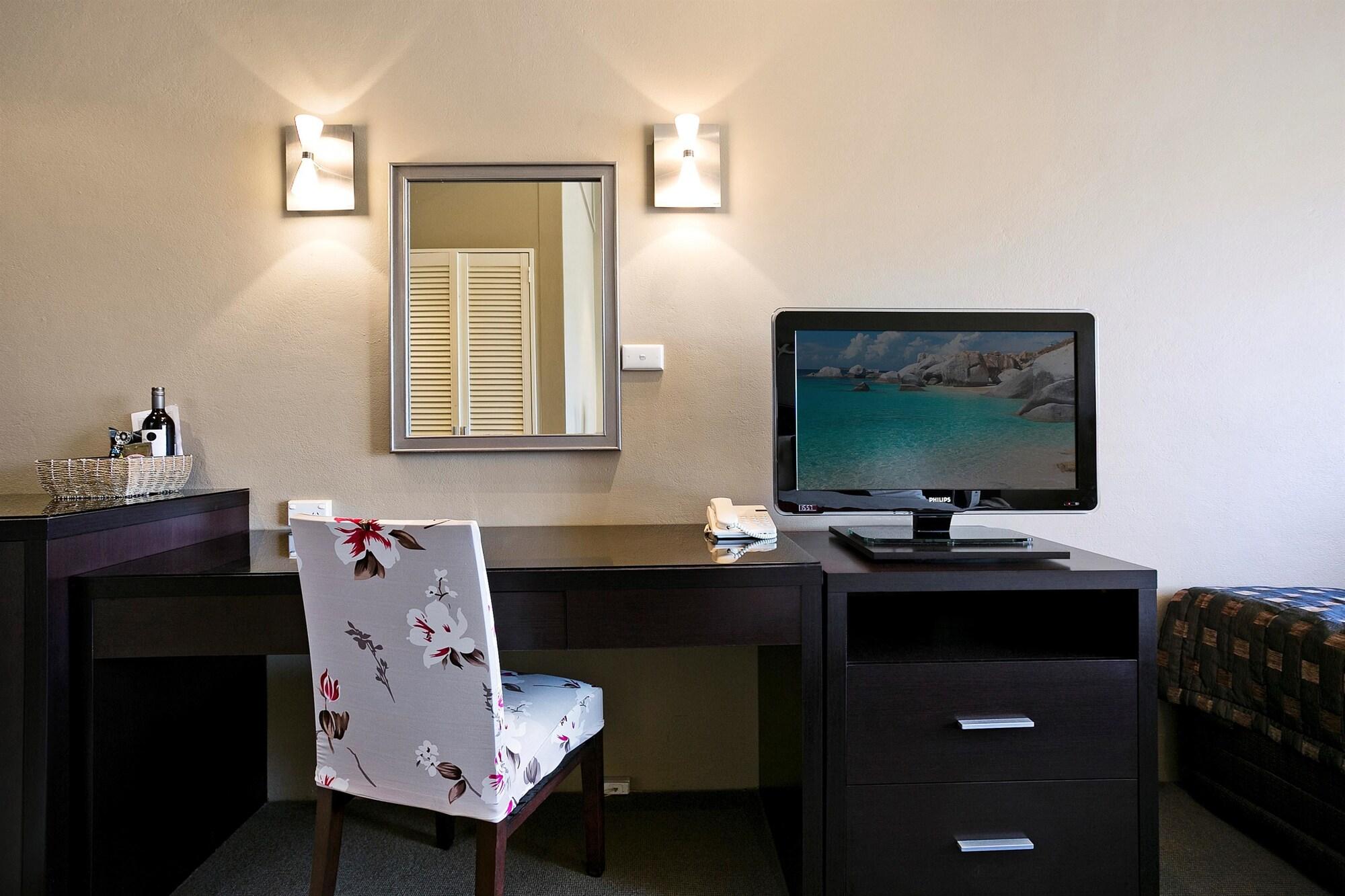 Best Western Sanctuary Inn Тамуърт Екстериор снимка